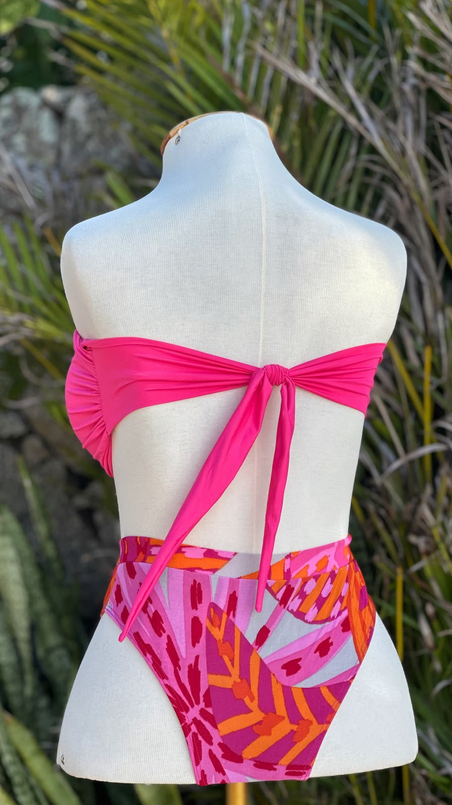 KIT TRÊS PEÇAS CALÇA MACACÃO FLORA LARANJA E TOP LISO