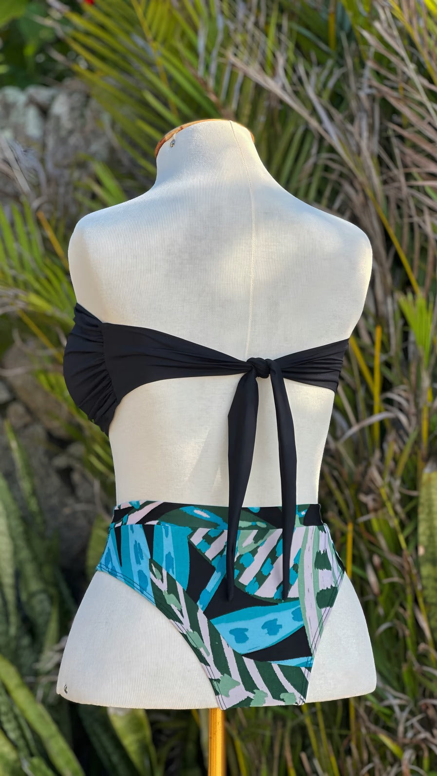 KIT TRÊS PEÇAS CALÇA MACACÃO FLORA PRETA E TOP LISO